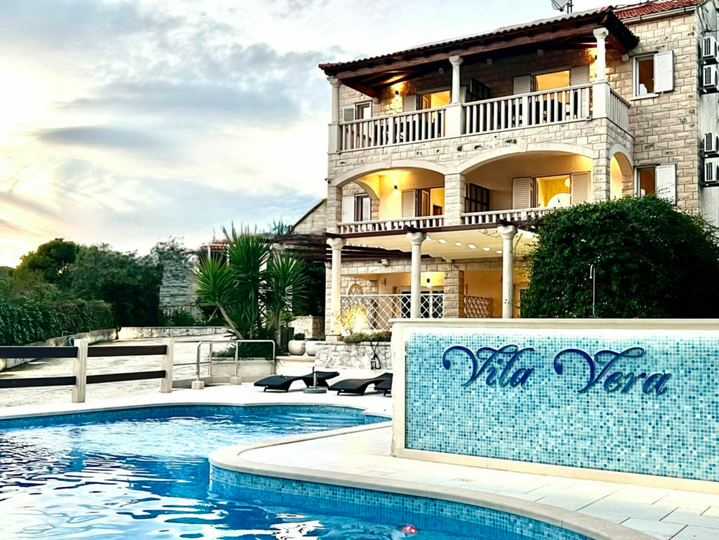 Appartamenti Fronte Mare sull'Isola di Brac in Croazia dove trovi tutte le comodità di un Hotel. Dotati di piscina e ampi terrazzi dove godere di una vista mozzafiato